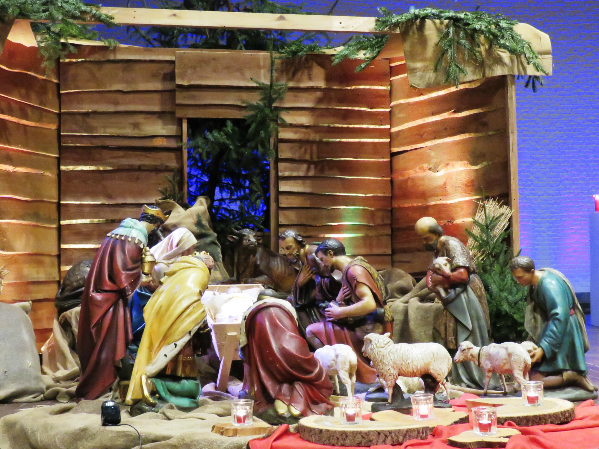 Detail van de kerststal in de kerk, nu met de drie koningen